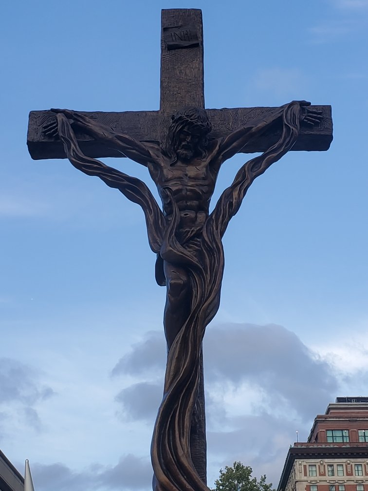 JeanneGravelle's tweet photo. Beautiful monument to the Eucharist “This is My Body” by Timothy Schmalz, installed at St John the Evangelist church across from the National #EucharisticCongress in Indianapolis. #EucharisticRevival 
https://t.co/4A07ZpgKMJ https://t.co/9dDysPPtYz