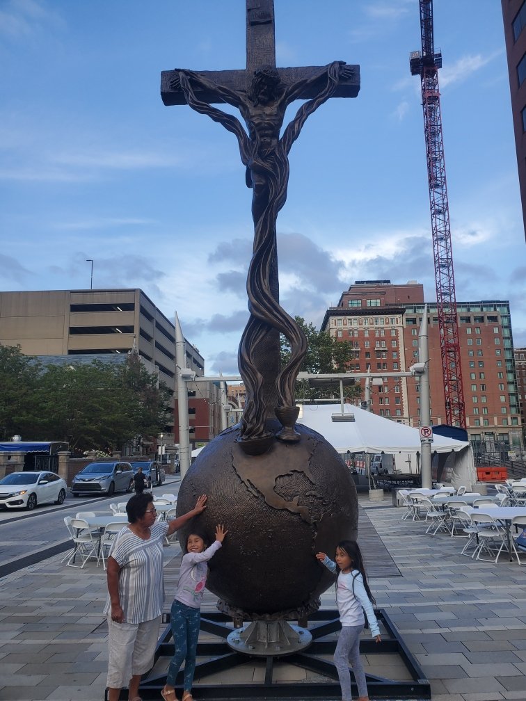 JeanneGravelle's tweet photo. Beautiful monument to the Eucharist “This is My Body” by Timothy Schmalz, installed at St John the Evangelist church across from the National #EucharisticCongress in Indianapolis. #EucharisticRevival 
https://t.co/4A07ZpgKMJ https://t.co/9dDysPPtYz
