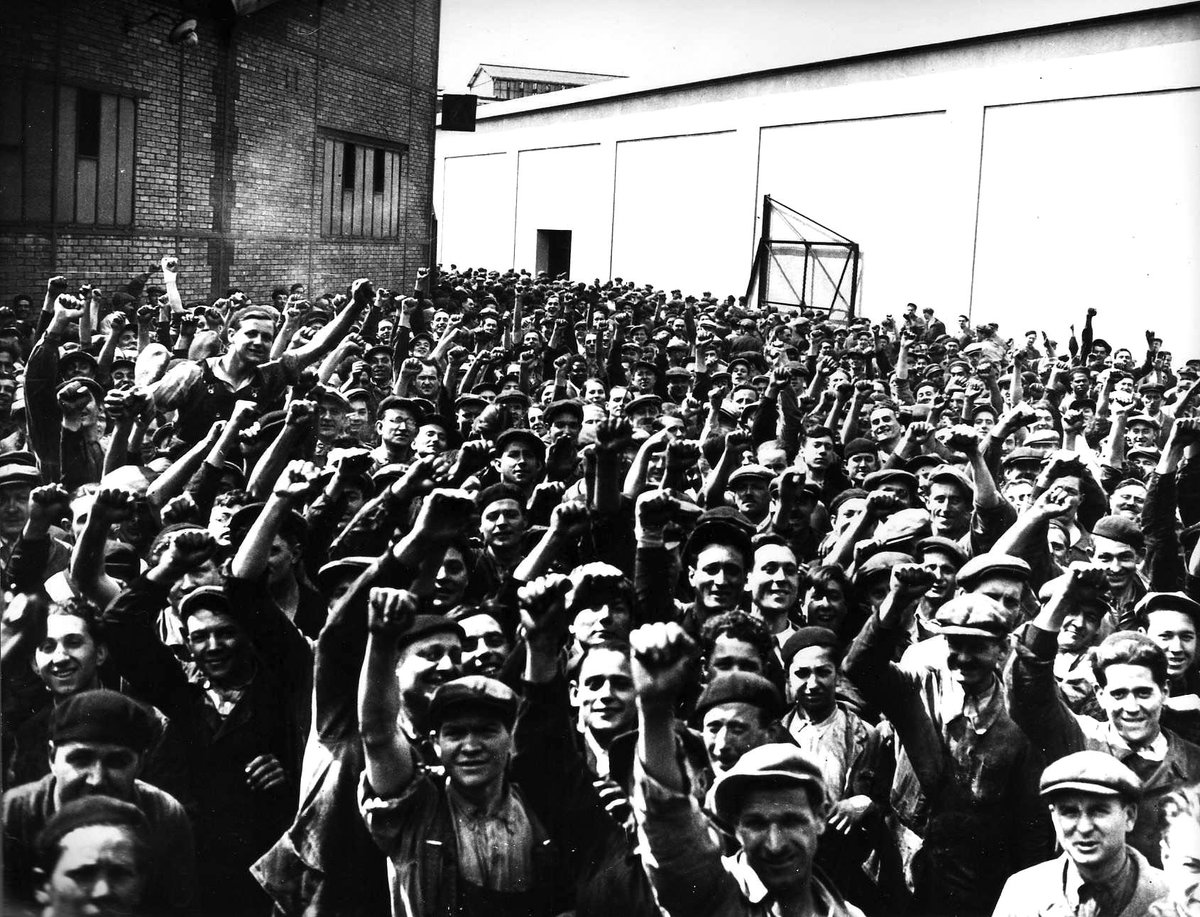 _Acecap_ppu's tweet image. NOS 
DROITS 
ONT
ÉTÉ 
ACQUIT 
DANS
LA
VIOLENCE
Tout ceux qui vous diront le contraire font partit des dominants qui n'ont jamais eu besoin de se battre pour avoir le droit d'exister , ne l'oubliez pas. En effet nous ne sommes pas les camarades de la classe dominante !