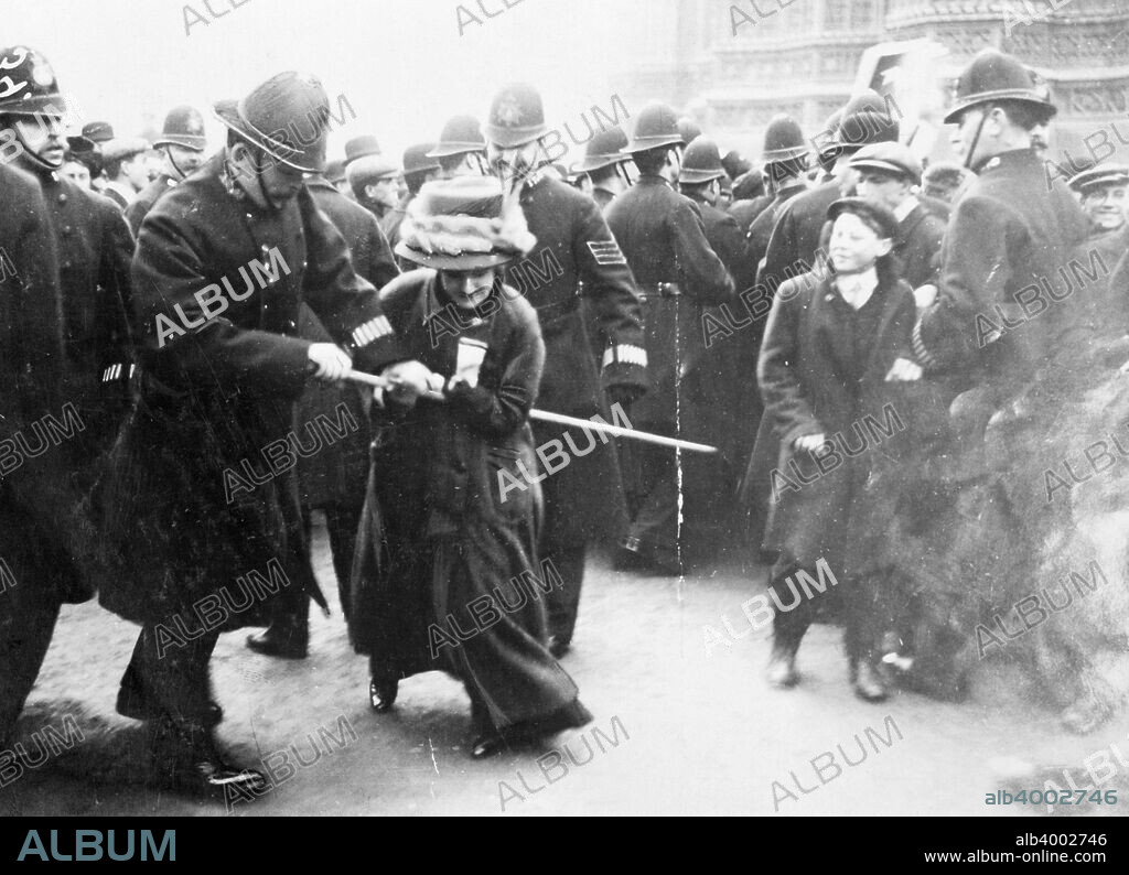 _Acecap_ppu's tweet image. NOS 
DROITS 
ONT
ÉTÉ 
ACQUIT 
DANS
LA
VIOLENCE
Tout ceux qui vous diront le contraire font partit des dominants qui n'ont jamais eu besoin de se battre pour avoir le droit d'exister , ne l'oubliez pas. En effet nous ne sommes pas les camarades de la classe dominante !