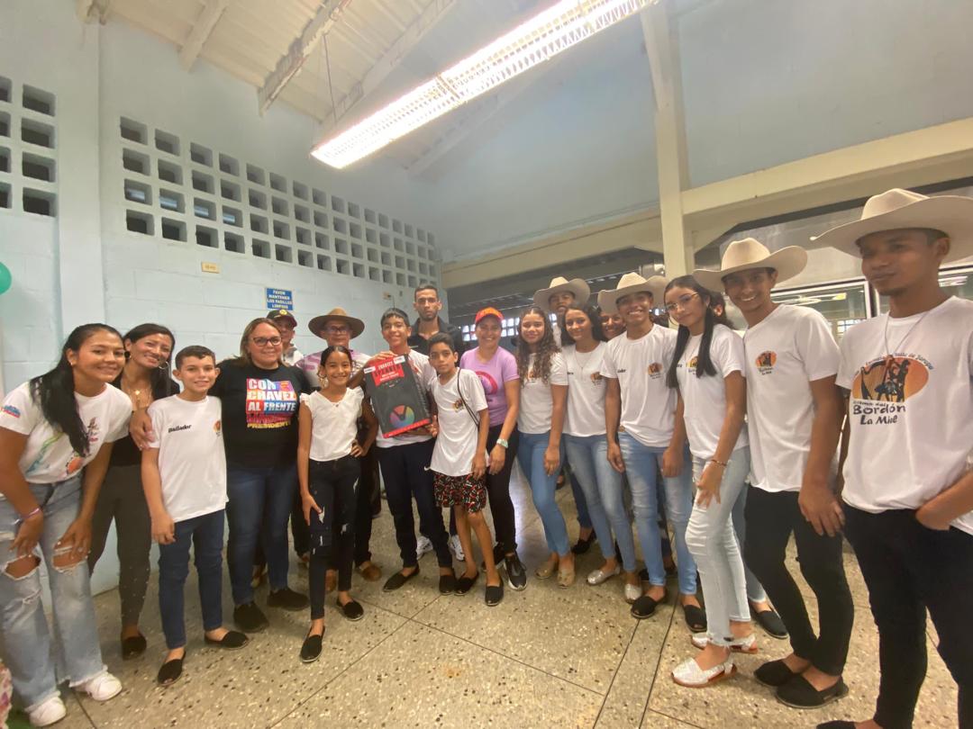 Desde la Casa de la Cultura La Miel acompañamos a la  Alcaldesa Angie Gutiérrez donde pudimos compartir con lxs Cultorxs del territorio y disfrutamos de los tambores y bailes de joropo Cultura Popular de corazón.

¡Revolucionando la Cultura! ✊🚩

#VenezuelaSegura
<a href="/NicolasMaduro/">Nicolás Maduro</a>