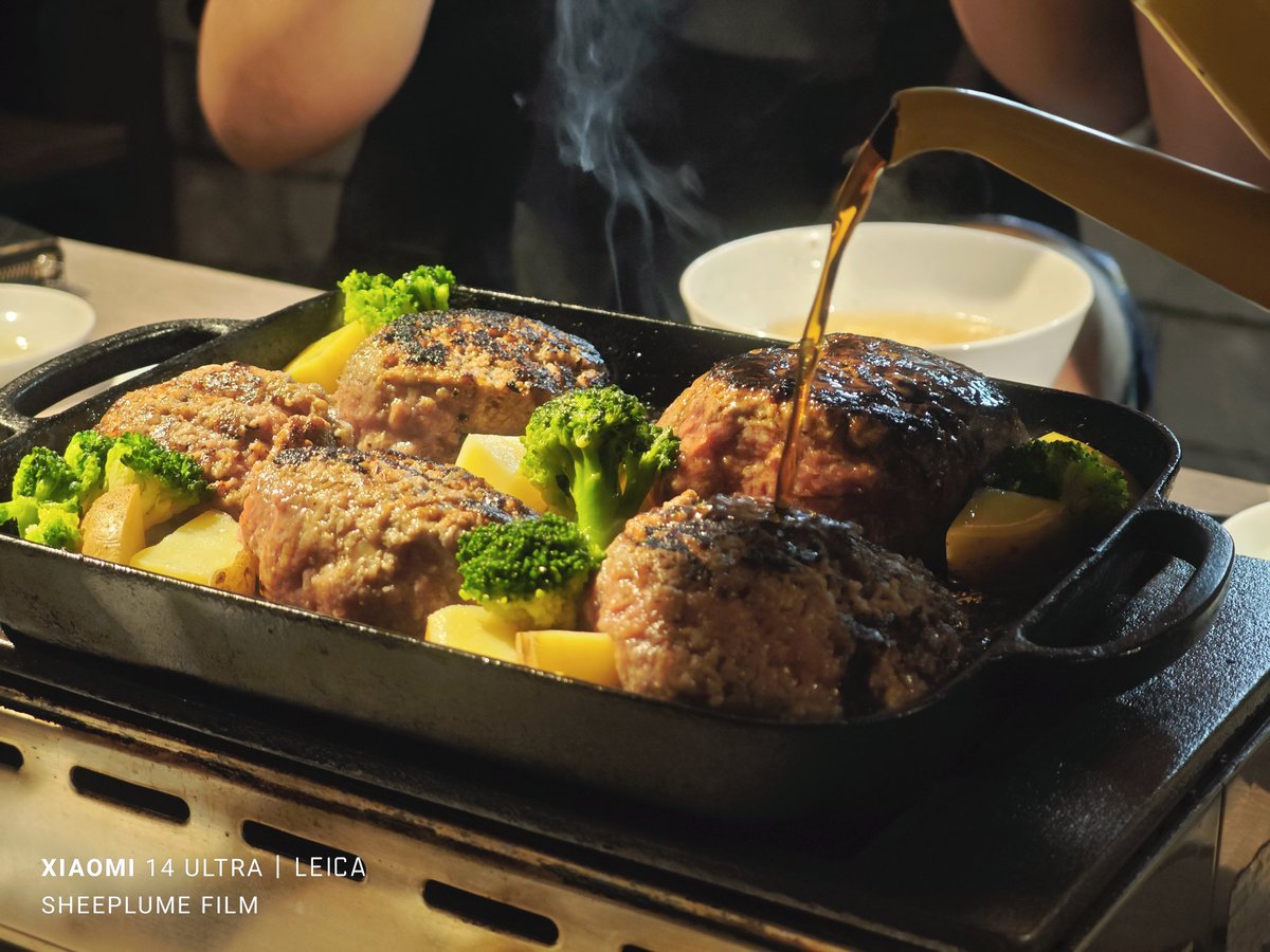playApart1031's tweet photo. 皆様お疲れ様です！
酒井（@SheeplumeFilm ）です！

先日の大阪ロケ後のご飯は
「超レアハンバーグ」🔥
めっちゃ美味かった😁
大阪には何ヶ所か超レアハンバーグを推してるお店があったので皆様も是非ご覧❣️

#playApart
#プレアパ
#役者
#映画
#自主制作
#xiaomi
#Xiaomi
#Xiaomi14Ultra
#xiaomi14ultra