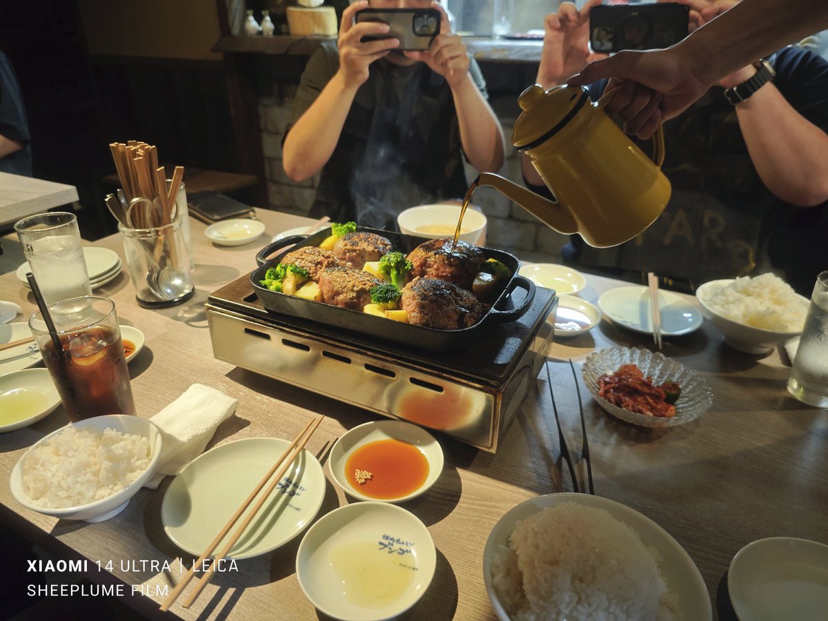 playApart1031's tweet photo. 皆様お疲れ様です！
酒井（@SheeplumeFilm ）です！

先日の大阪ロケ後のご飯は
「超レアハンバーグ」🔥
めっちゃ美味かった😁
大阪には何ヶ所か超レアハンバーグを推してるお店があったので皆様も是非ご覧❣️

#playApart
#プレアパ
#役者
#映画
#自主制作
#xiaomi
#Xiaomi
#Xiaomi14Ultra
#xiaomi14ultra