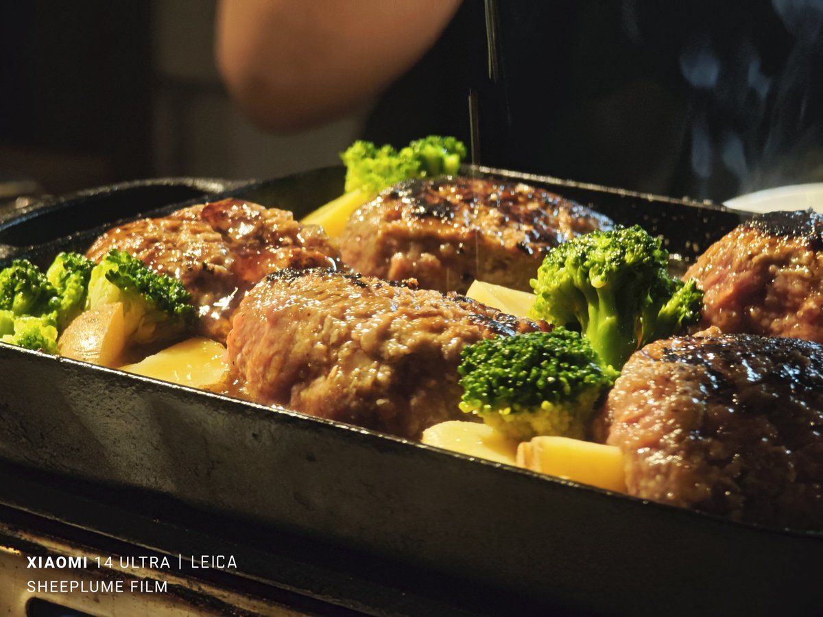 playApart1031's tweet photo. 皆様お疲れ様です！
酒井（@SheeplumeFilm ）です！

先日の大阪ロケ後のご飯は
「超レアハンバーグ」🔥
めっちゃ美味かった😁
大阪には何ヶ所か超レアハンバーグを推してるお店があったので皆様も是非ご覧❣️

#playApart
#プレアパ
#役者
#映画
#自主制作
#xiaomi
#Xiaomi
#Xiaomi14Ultra
#xiaomi14ultra