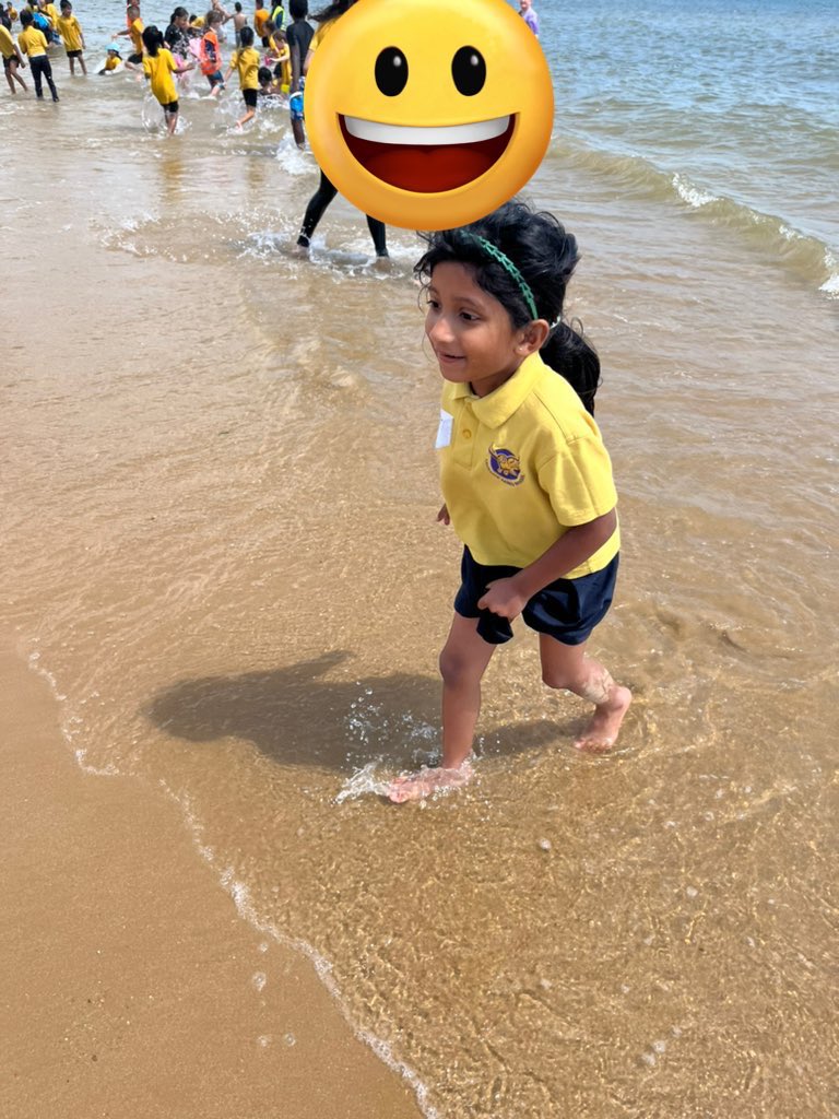 MissMcNamaraLHS's tweet photo. We put our bucket and spades to use straight away!🌊 @HeadLHS @LHS_Watford https://t.co/HaUvtBuVZY