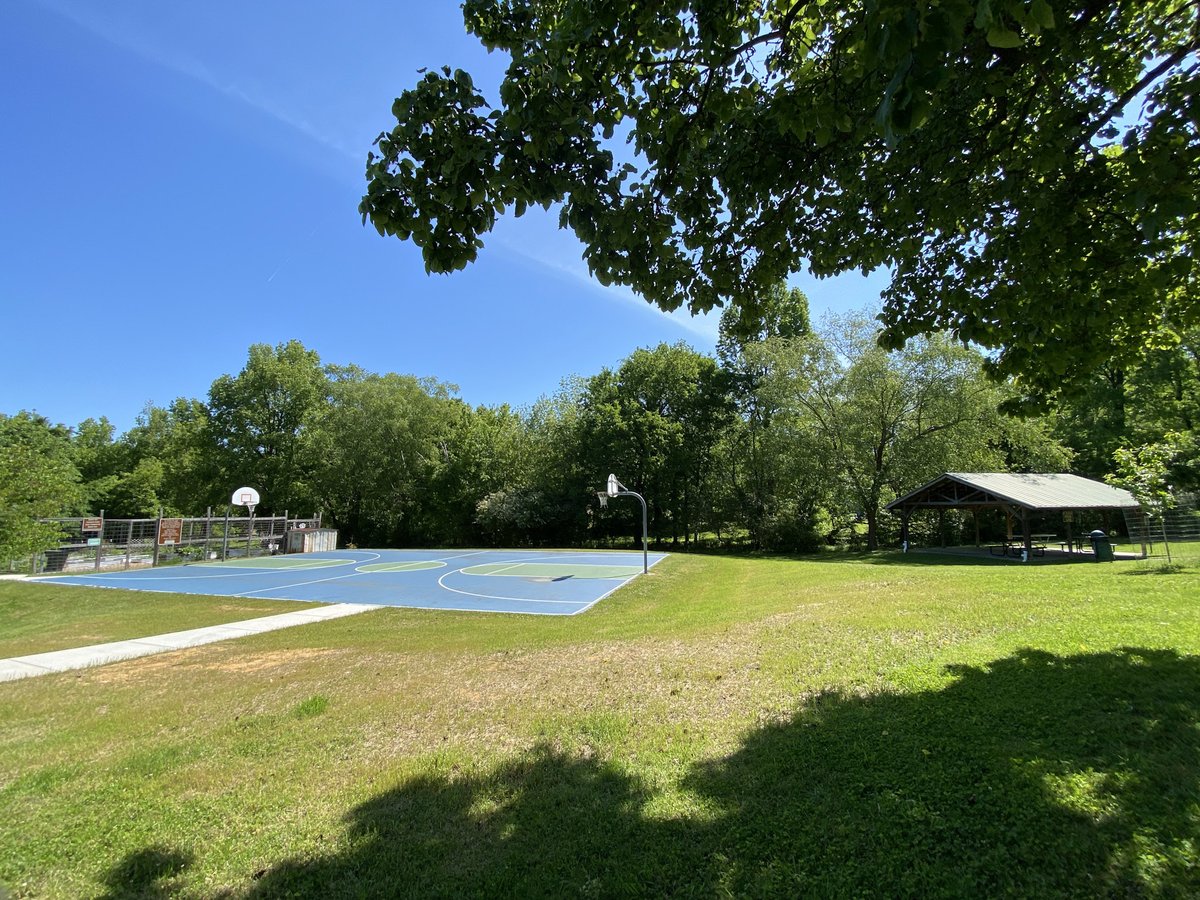 BALDWIN PARK is one place in #Carrboro #WhereYouBelong 

This 2.5-acre park at 400 Broad St features a playground, pavilion shelter w/picnic tables, a community garden, and a full basketball court! 

#ParkandRecMonth24

🌳 ecs.page.link/PJURE