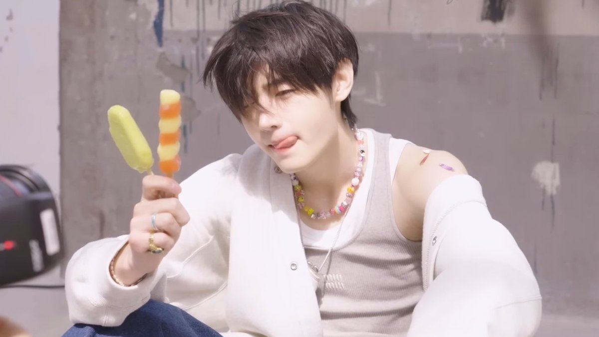 the cutest sunghoon photo sequence 🥹