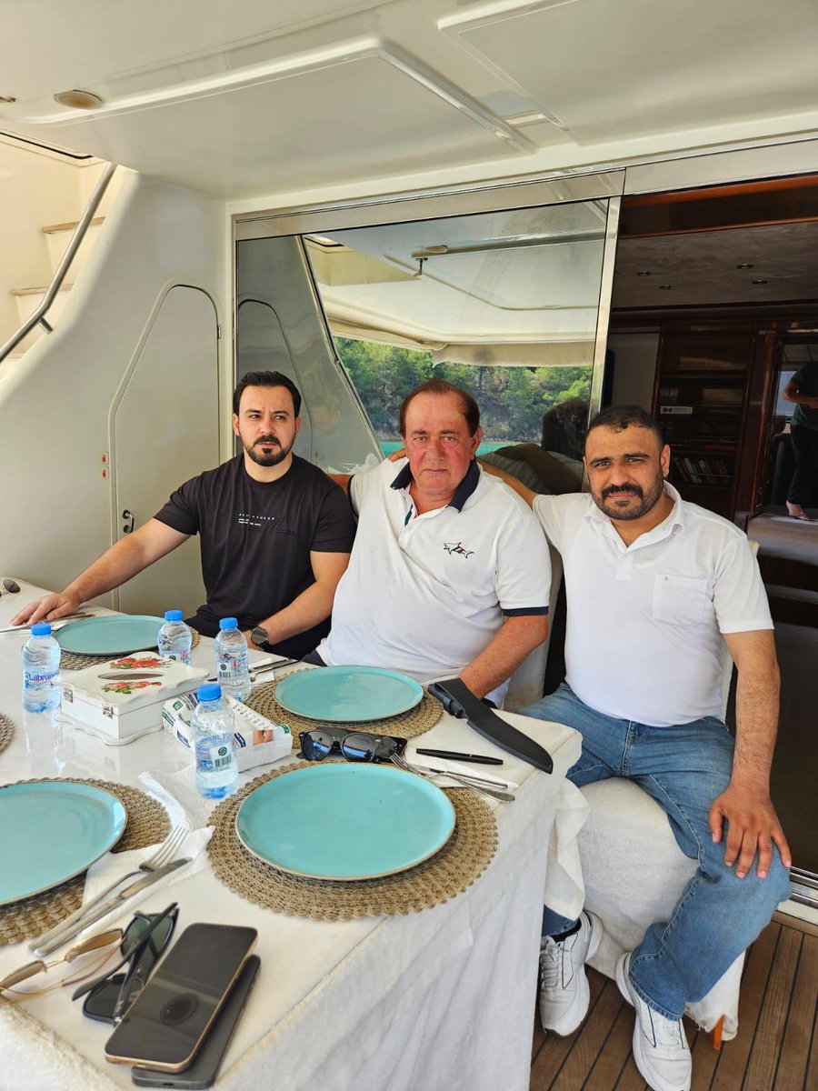 ÖSO Hamza Özel Kuvvetleri Komutanı Seyf Bolat ve Süleyman Şah Genel Komutanı Muhammet Cesim ziyaretime geldiler. Tüm Dünyada ki Türkmenlerin haklı davalarında yanında durmak Türkiye ve Dünya Türklerinin asli görevidir.Rabbimin rahmeti inananların üzerine olsun. Alaattin ÇAKICI