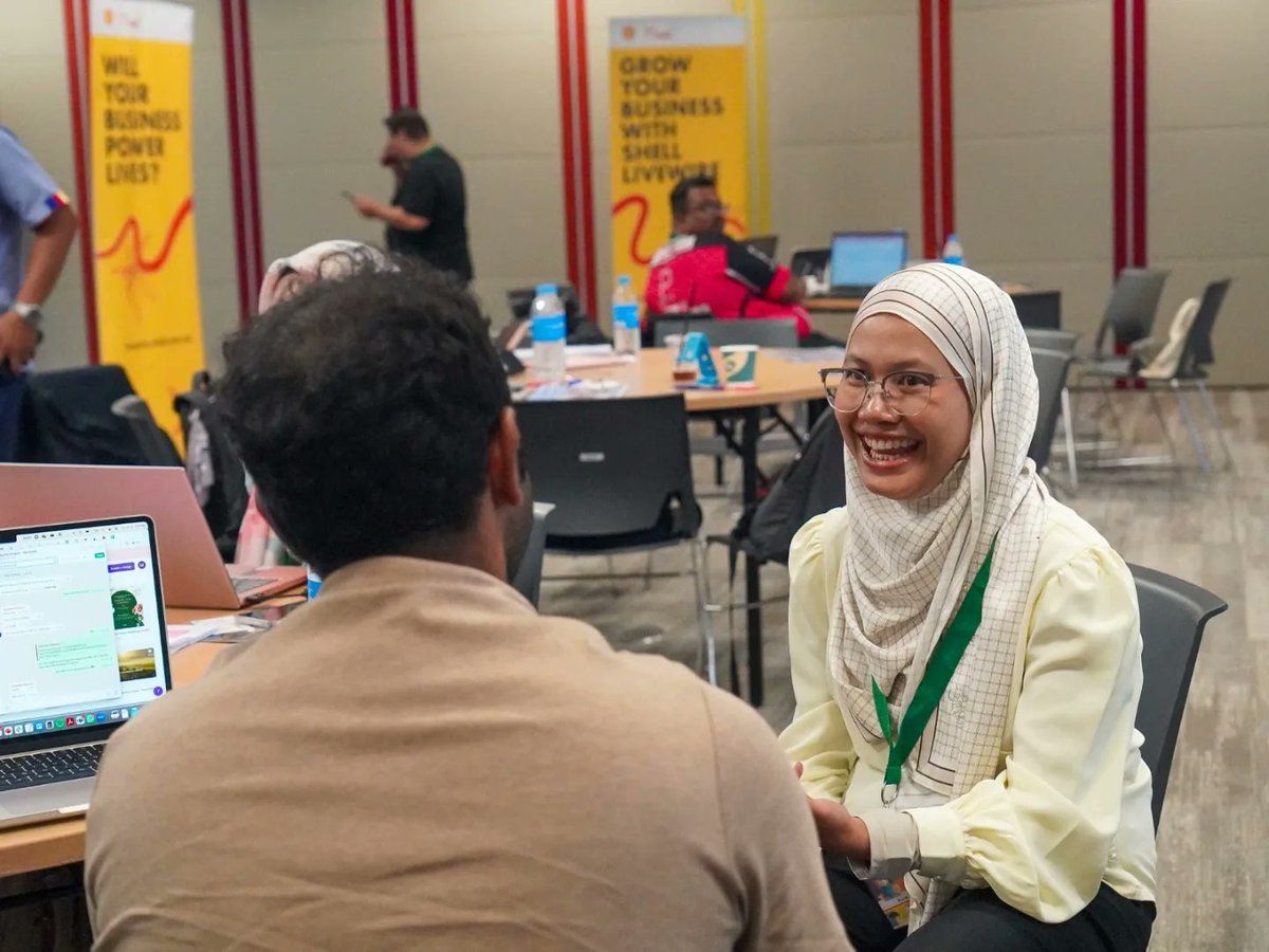 ShellLiveWIREMY's tweet photo. Shell LiveWIRE Malaysia 2024 Pre-Accelerator Bootcamp Peninsular Malaysia Day 2!

📈 It’s wonderful to see entrepreneurs sharing ideas and supporting each other’s growth. Together, we’re building a foundation for lasting impact. 

#ShellLiveWIRE #SatuCreative #Entrepreneurship https://t.co/Jvvp5VYkFc