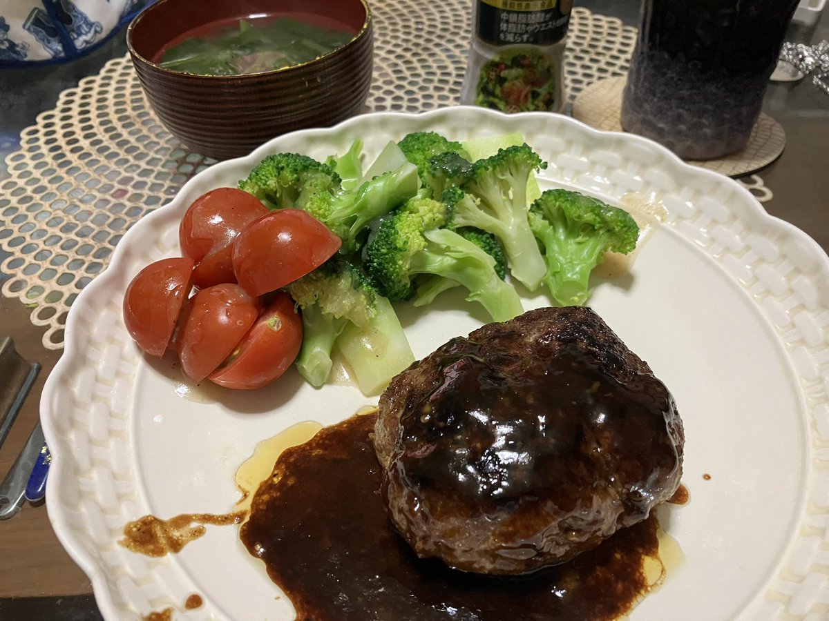 夜飯、ハンバーグ、プロッコリー、トマト、ほうれん草の味噌汁。お米無し