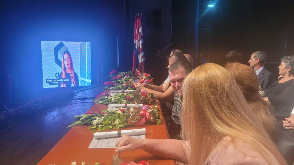 Acto de graduación de la Universidad Tecnológica de La Habana "José Antonio Echeverría", dedicado al Aniversario 60 de la #CUJAE.

"Estamos seguros que construirán un futuro cada vez más socialista, más justo y más equitativo", <a href="/MarthaCUJAE/">Dunia</a>, rectora <a href="/CujaeRedSocial/">Universidad Tecnológica de La Habana</a>.

<a href="/CubaMES/">MES</a>