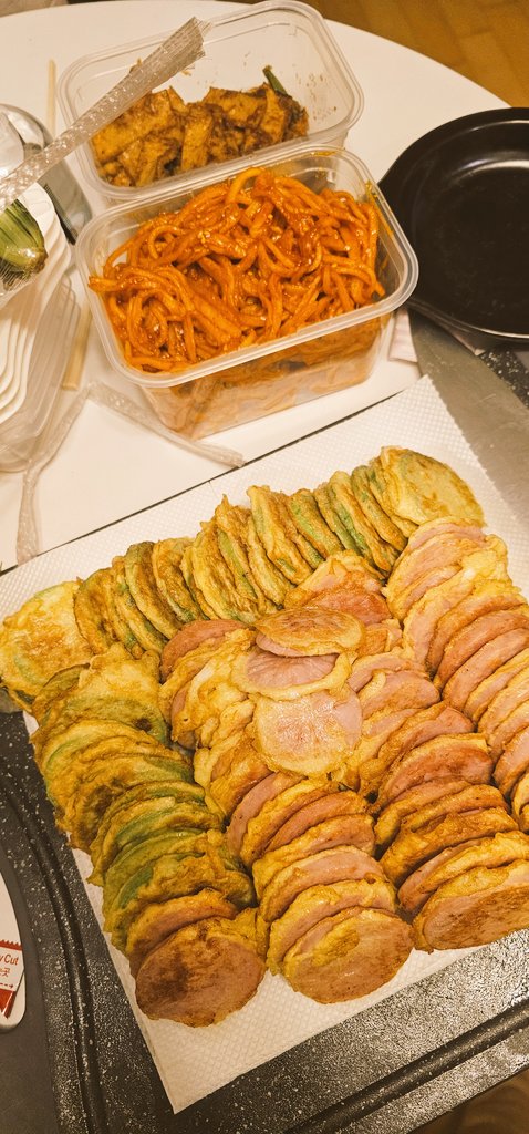 blue_couple_'s tweet photo. 먼가... 전 양조절 실패해서 거의 잔칫날...ㅋㅋ
저기에 찌개도 있고, 멸치볶음이랑, 시금치랑... 등등 더있음..
어휴 허리아파. 그래도 이번주 반찬 끝. https://t.co/LMnaZ8E3zc