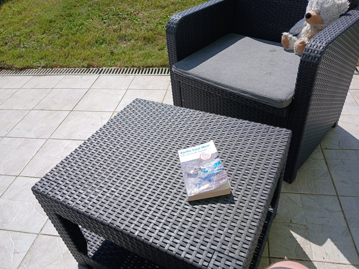 Pro_Francais428's tweet photo. Jardinage, repos, soleil, lecture ... le calme ! https://t.co/gve5YD6yik