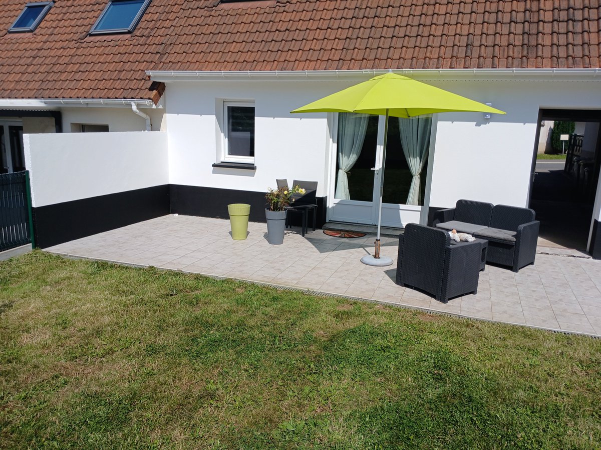 Pro_Francais428's tweet photo. Jardinage, repos, soleil, lecture ... le calme ! https://t.co/gve5YD6yik