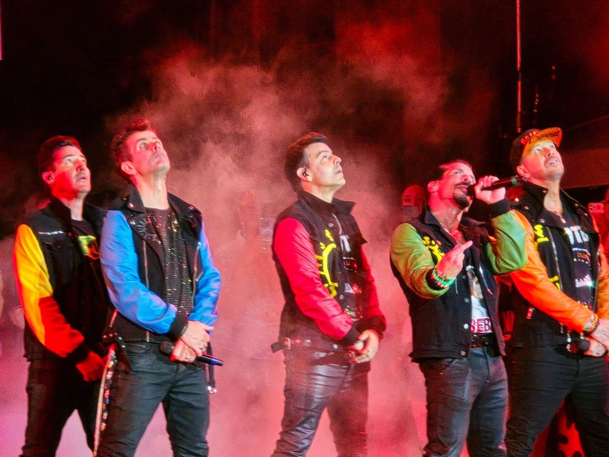 bratledge678's tweet photo. NKOB !! @DonnieWahlberg  @NKOTB  amazing show!! See you again tonight!! https://t.co/uMYVUhPpqH
