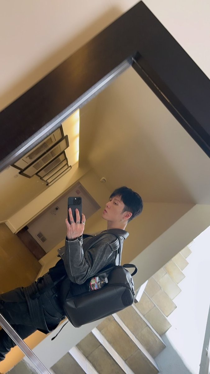 MiyaviThailand's tweet photo. 🤳🏻✨️
#RunningInMyHead 

#MIYAVIstory #MIYAVI https://t.co/n2BxW3aHf0