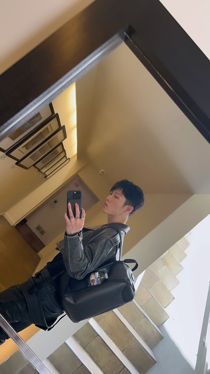 MiyaviThailand's tweet photo. 🤳🏻✨️
#RunningInMyHead 

#MIYAVIstory #MIYAVI https://t.co/n2BxW3aHf0