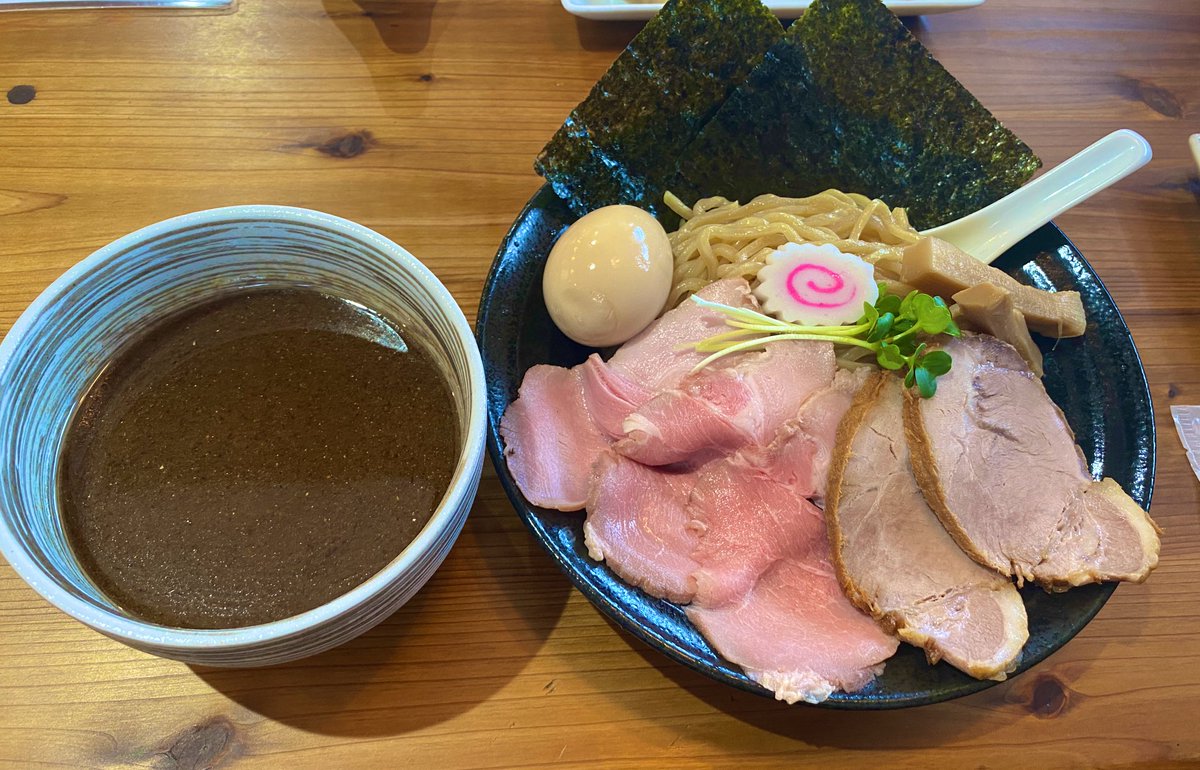 kaorun_75's tweet photo. お昼に連れてってもらいました✌🏻

レアチャーシューが美味！
あとはネギと玉ねぎは食べれないので
抜いてもらいました🫠笑
トッピングは辛玉🌶❕

吉田のうどんのすりだねみたいな
トッピングでこれも美味！

人にご馳走してもらう時以外は
まだまだ貧乏飯食べてます←
そろそろ安定しそう🫤笑 https://t.co/hHnmA0VOLr