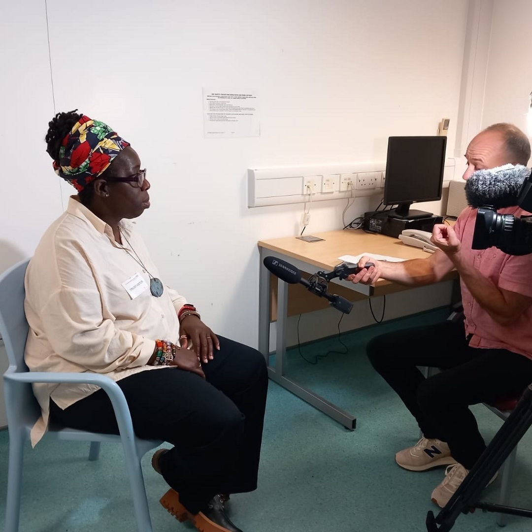 NIHR Southampton CRF (@southamptoncrf) on Twitter photo Rosamund Adoo-Kissi-Debrah CBE (<a href="/EllaRobertaFdn/">Rosamund Adoo-KD CBE FBSA</a>) visited our CRF at <a href="/UHSFT/">University Hospital Southampton 💙</a> to meet children taking part in severe asthma research.
She was in #Southampton for one of Clean Air South's first events.
📺 The visit will feature on tonight’s <a href="/BBCSouthNews/">BBC Hampshire & Isle of Wight</a> and <a href="/itvmeridian/">ITV News Meridian</a>. Rosamund Adoo-Kissi-Debrah CBE (<a href="/EllaRobertaFdn/">Rosamund Adoo-KD CBE FBSA</a>) visited our CRF at <a href="/UHSFT/">University Hospital Southampton 💙</a> to meet children taking part in severe asthma research.
She was in #Southampton for one of Clean Air South's first events.
📺 The visit will feature on tonight’s <a href="/BBCSouthNews/">BBC Hampshire & Isle of Wight</a> and <a href="/itvmeridian/">ITV News Meridian</a>.