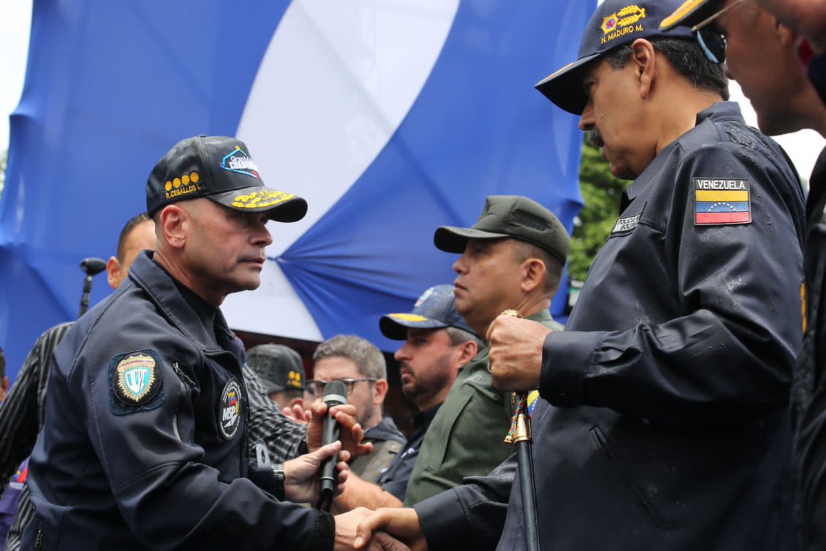 🇻🇪  Desde el Paseo Monumental Los Próceres, el Pdte. <a href="/NicolasMaduro/">Nicolás Maduro</a> en compañía del Vpdte. Sectorial AJ. <a href="/CeballosIchaso1/">@FuerzaDinamica Remigio Ceballos Ichaso</a> lideraron el acto de graduación, ascensos y condecoraciones con motivo al Día Nacional del Policía.

#VenezuelaSegura