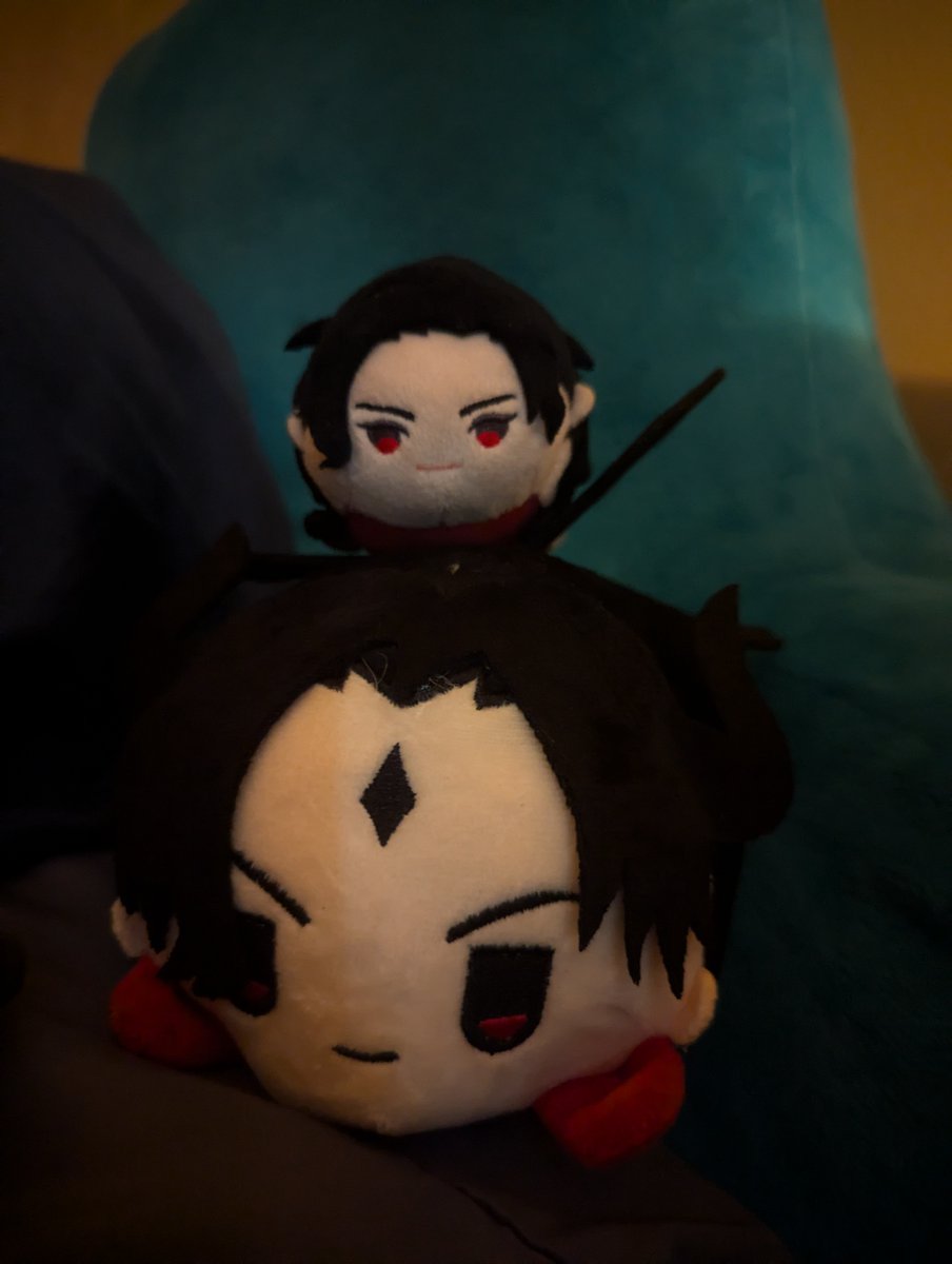 Kyronusiii's tweet photo. HE'S SO MUCH BIGGER THEN MOCHIFER HELP ME 😭😭😭

#luciferobeyme #Obeymelucifer #obeymemochi #mochibi #obeymeshallwedate #obmtwt https://t.co/k5p2Zqzh3Z