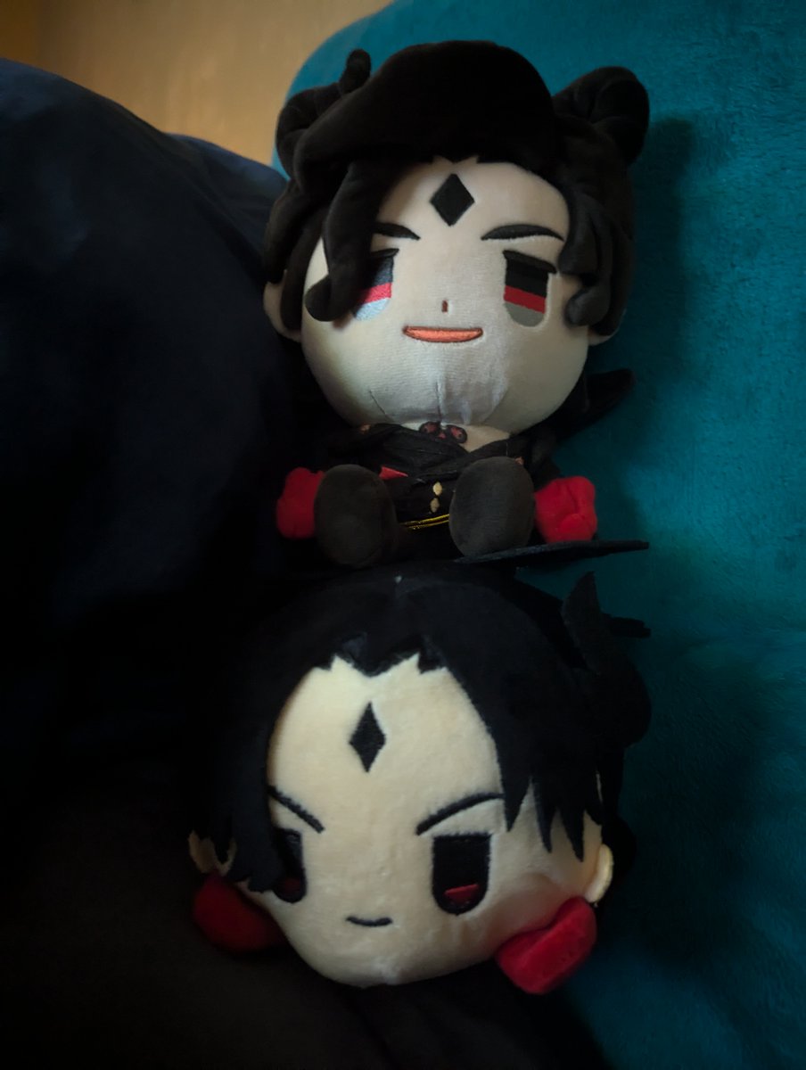 Kyronusiii's tweet photo. HE'S SO MUCH BIGGER THEN MOCHIFER HELP ME 😭😭😭

#luciferobeyme #Obeymelucifer #obeymemochi #mochibi #obeymeshallwedate #obmtwt https://t.co/k5p2Zqzh3Z