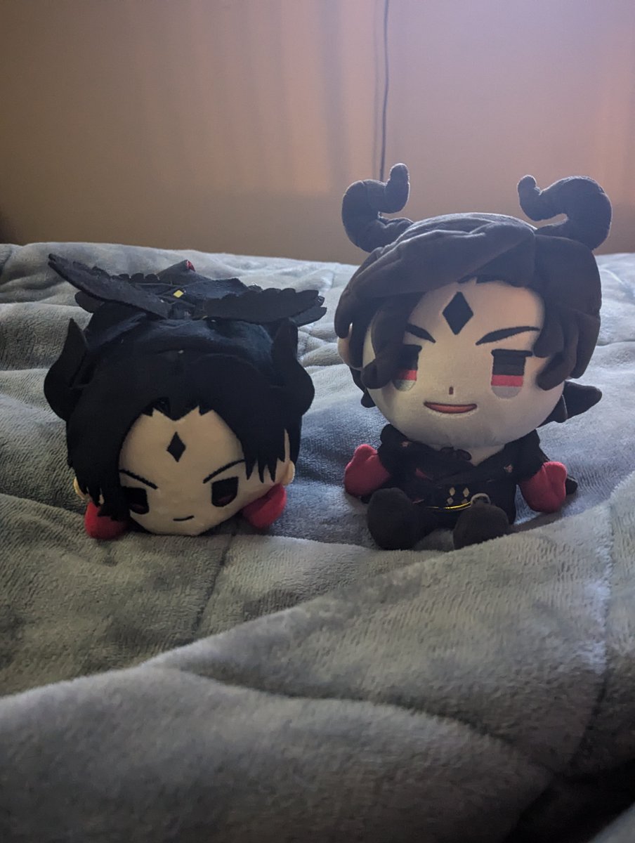 Kyronusiii's tweet photo. HE'S SO MUCH BIGGER THEN MOCHIFER HELP ME 😭😭😭

#luciferobeyme #Obeymelucifer #obeymemochi #mochibi #obeymeshallwedate #obmtwt https://t.co/k5p2Zqzh3Z