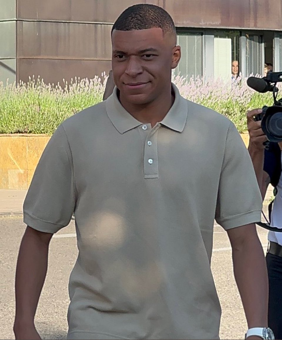 estendenciavzl's tweet photo. "Kylian Mbappé" es tendencia porque la ropa que se llevó a su presentación con el Real Madrid tiene un fuerte parecido a las chemises que se usan en los liceos venezolanos. https://t.co/9azoqv778m