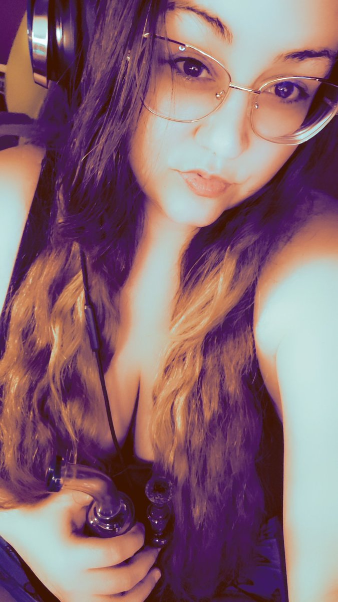PrettyGreenHaze's tweet photo. Mid week wake n bake tiiiime 🥰 Gonna be playing some Fortnite while we sesh. Come join us! 
https://t.co/rRxHn5Jrr4 https://t.co/NM7uOPXAkQ