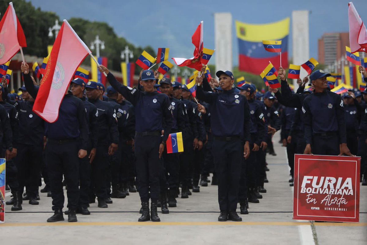 Finalmente, realizó la acreditación y certificación de 24 mil 757 egresados de los diferentes Programas Nacionales de Formación de las academias de la Universidad Nacional Experimental para la Seguridad (UNES).

#VenezuelaSegura