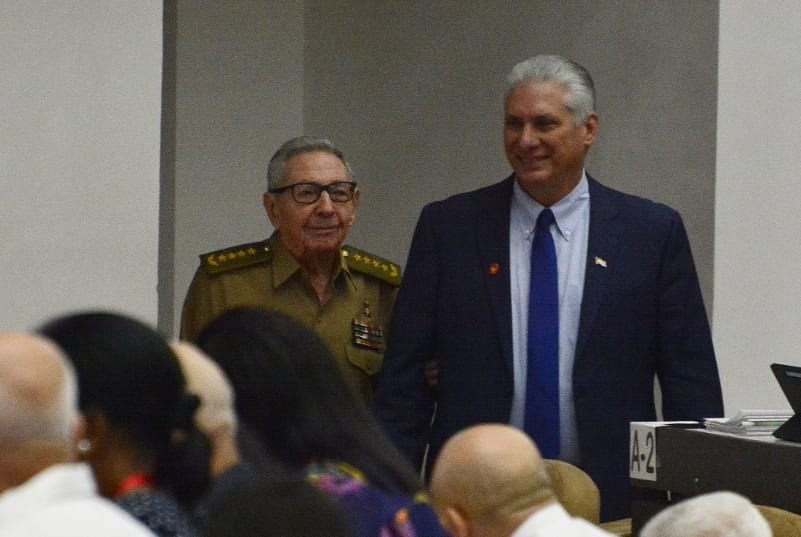 Cuánta alegría y compromiso se siente ante su presencia, qué orgullo tener en <a href="/AsambleaCuba/">Asamblea Nacional Cuba</a> al GE Raúl Castro R., el líder de la Revolución Cubana.
Junto a él, diputadas y diputados iniciamos el Tercer Período Ordinario de Sesiones de la ANPP en su X legislatura.
#SantiagoDeCuba