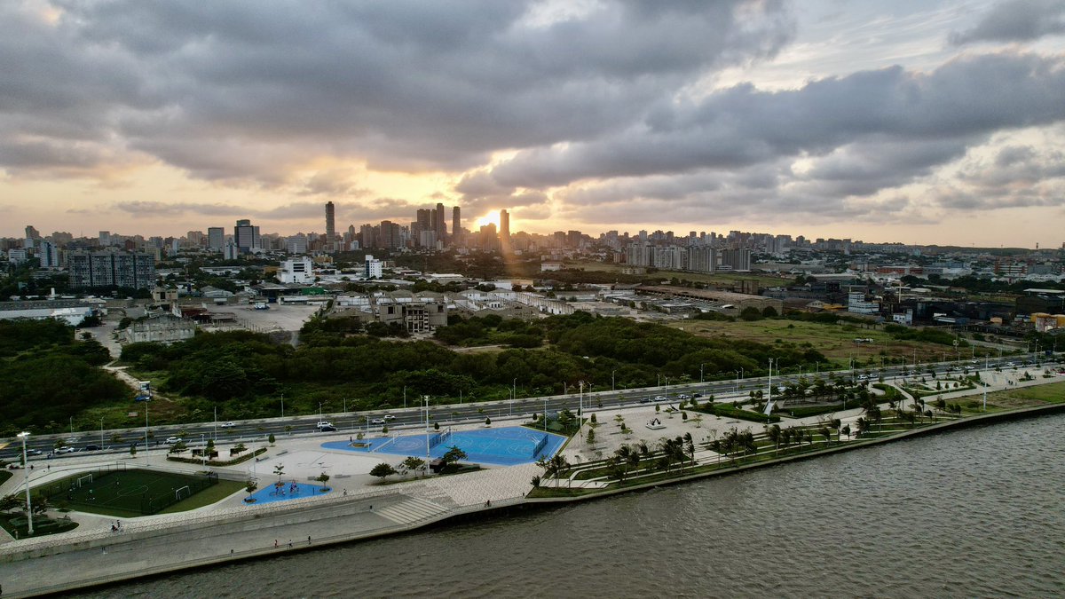 AlejandroChar's tweet photo. Cuando pensamos, diseñamos y empezamos a construir un Gran Malecón que nos conectara con el río Magdalena, lo asumimos como uno de los desafíos más grandes para esta ciudad.

Hoy, en su aniversario, puedo decir que ha valido la pena, que juntos hicimos de esta obra la más visitada de Colombia, un referente de turismo sostenible a nivel mundial.