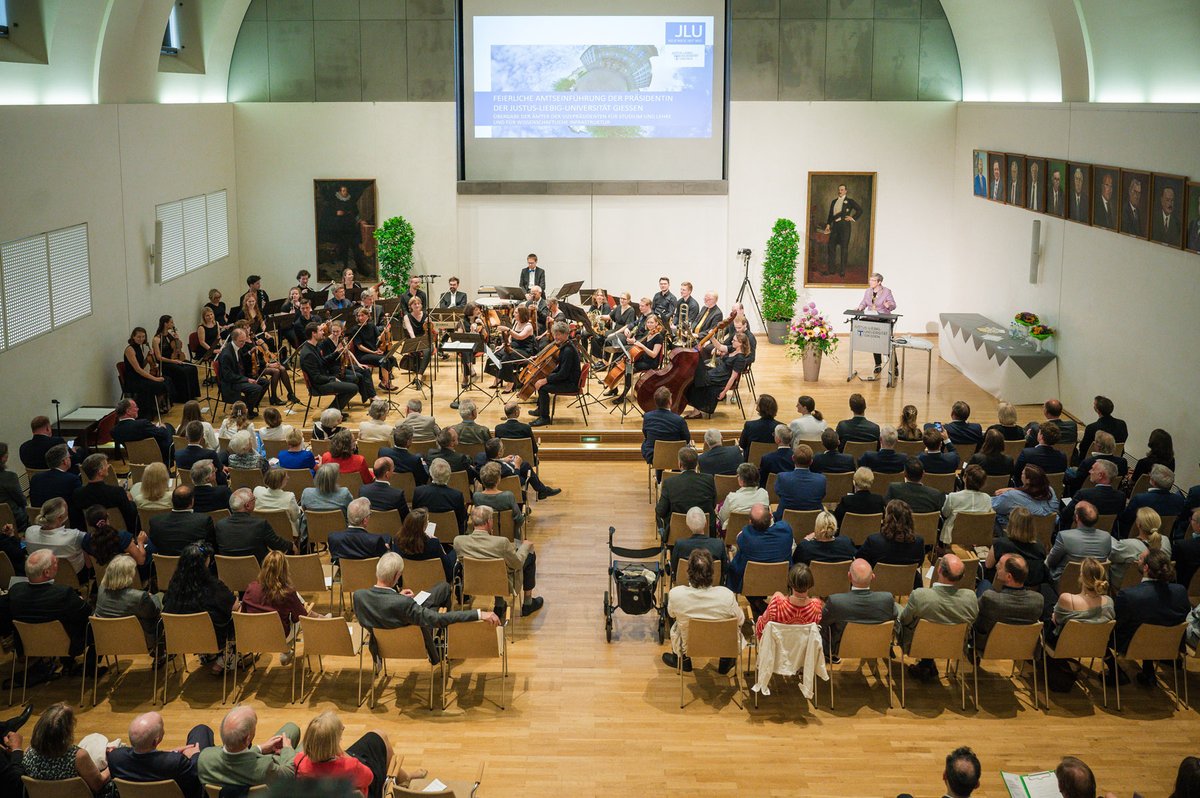 Universität Gießen (@jlugiessen) on Twitter photo Feierliche Amtseinführung der #JLU-Präsidentin Prof. Katharina Lorenz und Übergabe der Ämter der JLU-Vizepräsidenten für Studium und Lehre sowie für Wissenschaftliche Infrastruktur mit Staatsminister @Timon_Gremmels uni-giessen.de/de/ueber-uns/p… <a href="/HMWK_Hessen/">HMWK Hessen</a> Feierliche Amtseinführung der #JLU-Präsidentin Prof. Katharina Lorenz und Übergabe der Ämter der JLU-Vizepräsidenten für Studium und Lehre sowie für Wissenschaftliche Infrastruktur mit Staatsminister @Timon_Gremmels uni-giessen.de/de/ueber-uns/p… <a href="/HMWK_Hessen/">HMWK Hessen</a>