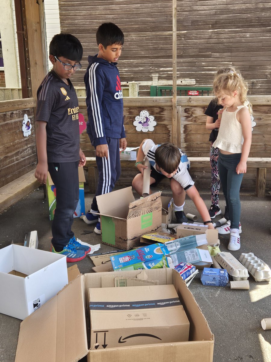 EPSEdventures's tweet photo. Can our Edventurers build a castle using recycled materials? Let the building commence! #EPS #Inspire #Edventures #holidayclub #ecoschool https://t.co/9PUCRdK9O7