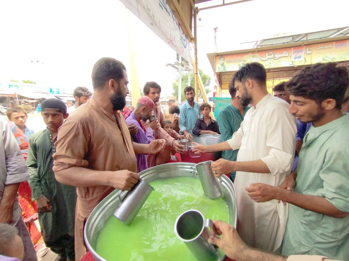 Official__LWT's tweet photo. In response to the sweltering heat wave in Uthal, the police department and Lasbela Welfare Trust collaborated to provide citizens with cooling beverages at the trust's headquarters https://t.co/0zKpsbBGSm