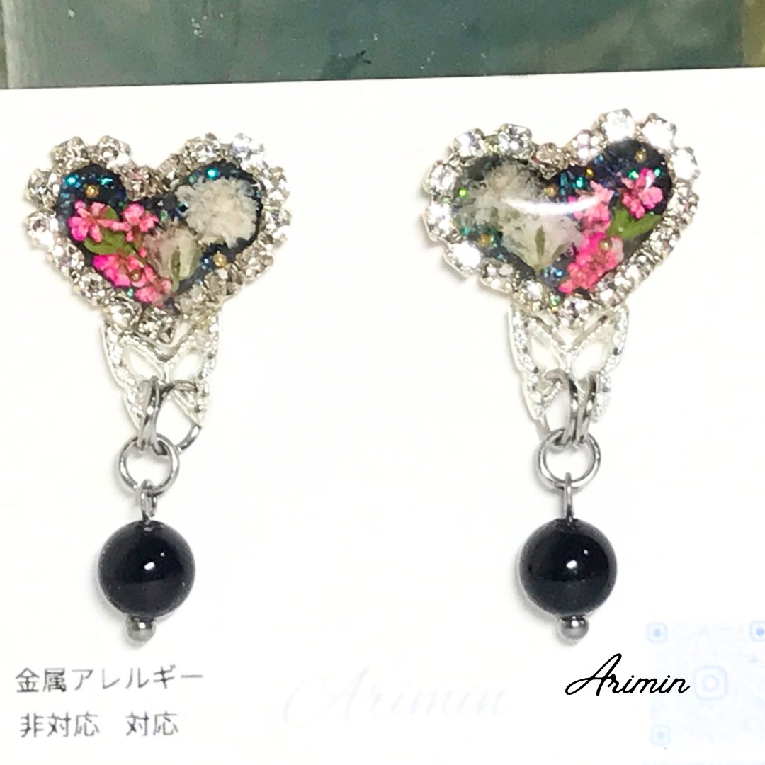 arimin03's tweet photo. 何とか仕上がりました。
まだ出してないけど、ラインストーンでハ－トを作りバタフライとブラックオニキスで飾り付けた。夏の黒ピアス。ハ－トの中にはドライフラワーで華やかさを演出。
どうでもいい報告笑…ThreadsとLemon8でプチバズ起こしてます😂
現場からは以上です🎤 https://t.co/fUUy52cMS5
