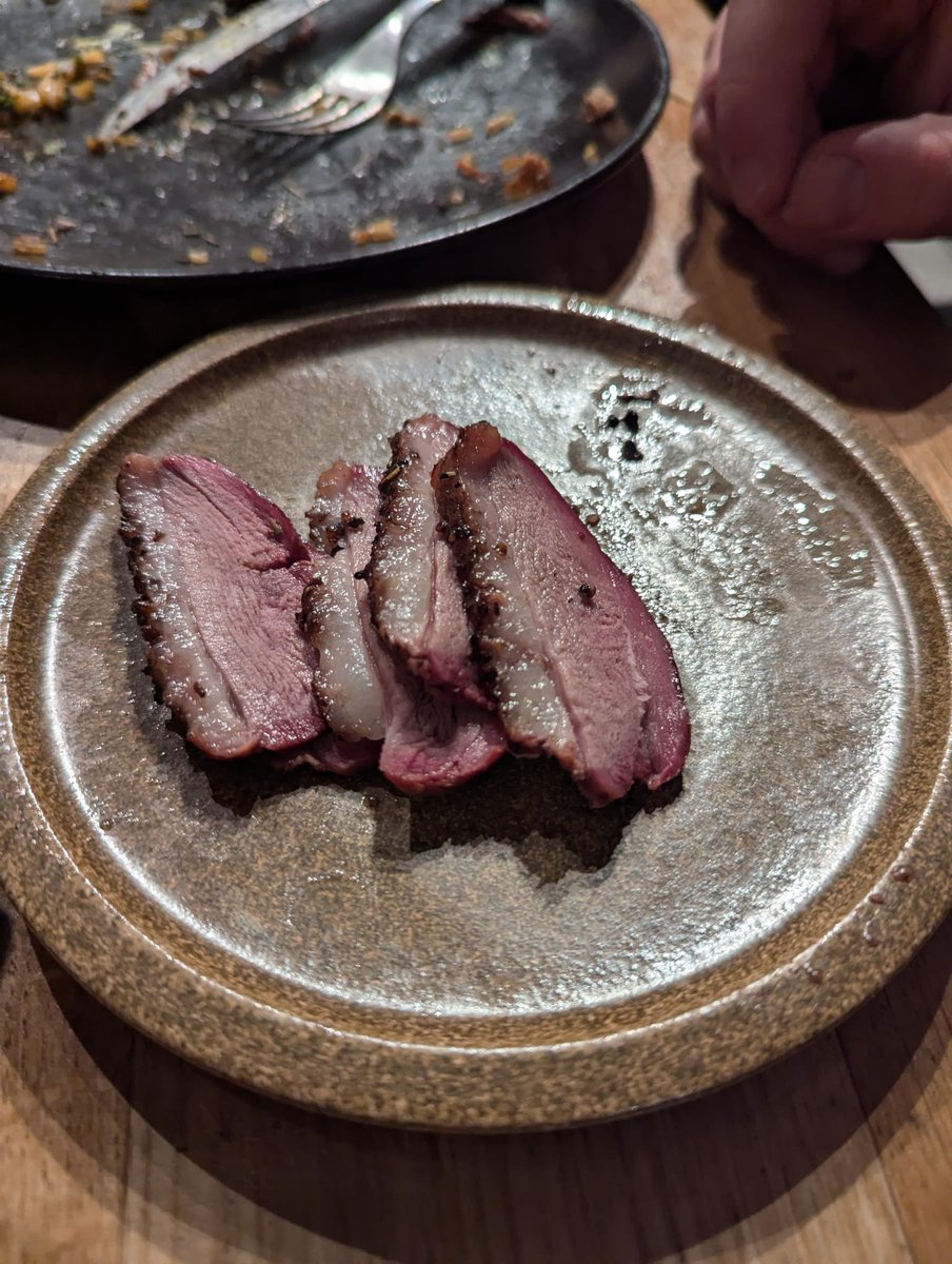 אנחנו זקנים.
זה נחת עלי כרעם ביום בהיר, בשבוע שעבר, עת הוזמנו לחגיגת יום הולדת במסעדת פיטמאסטר.
לא יודעת אם אתם מכירים, אבל זו מסעדה בוייב ממש צעיר, טיקטוקי אפילו,
הקונספט עובד בערך ככה:
הפיטמאסטר (שזה האיש המושחת שמכין את הבשר) מצלצל בפעמון, צועק כמה דברים ואז כולם אוכלים כמו