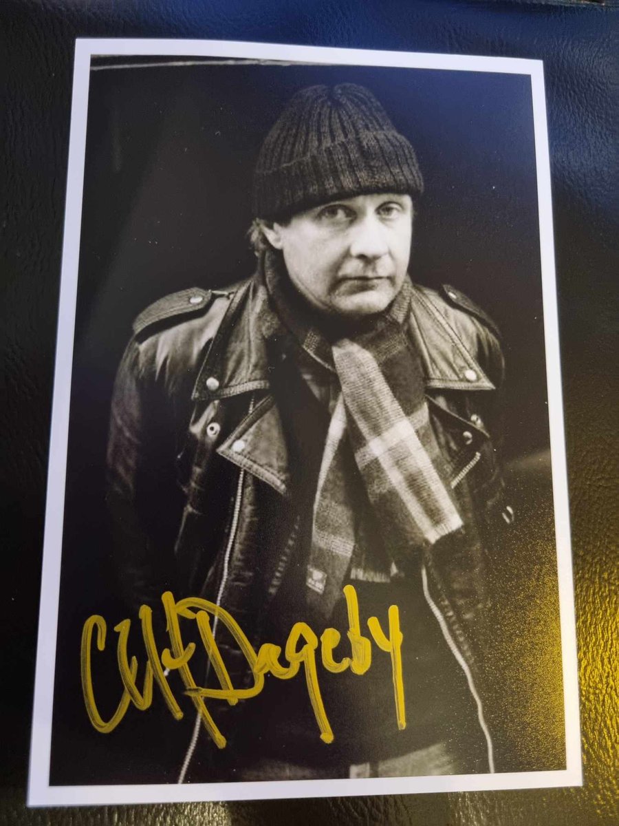 Vila i frid, min idol, min hjälte sedan barndomen. Nu får du fortsätta spela Rock &amp; roll i himlen med Greven plast och Rövarkungen! Älskar dig härifrån till evigheten Uffe! TACK för ALLT! ❤️😢#UlfDageby #nationalteatern