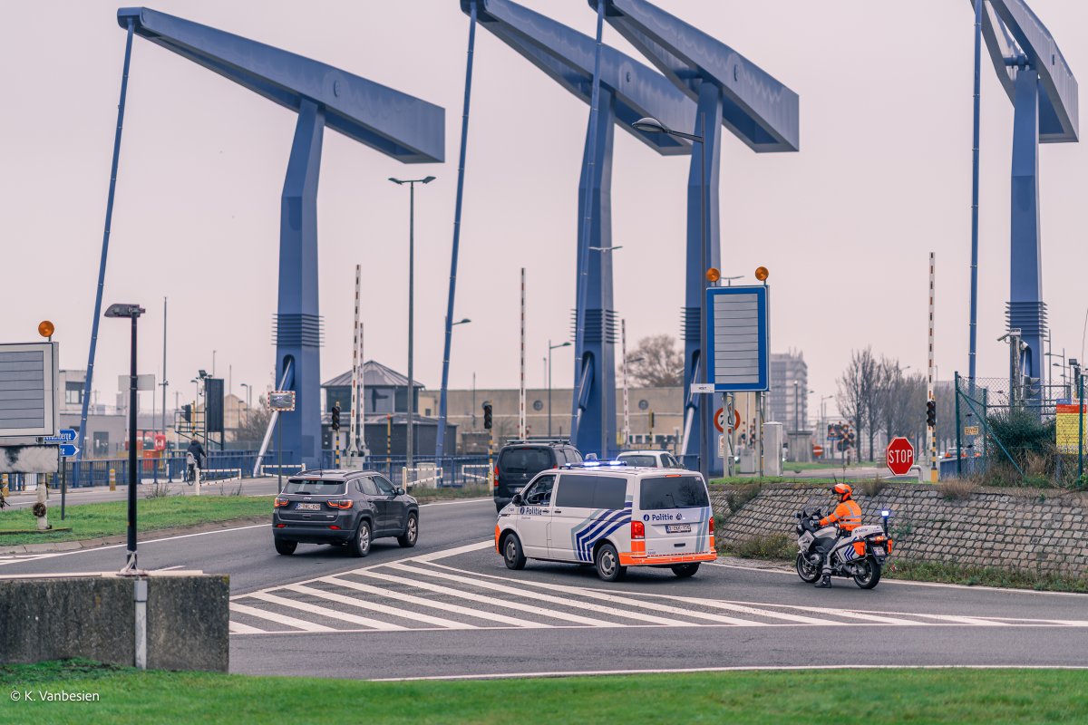 PZOostende's tweet photo. Defect aan de Konterdambruggen (Blauwe Bruggen), herstellingswerken aan de gang. Gekende omleiding via Sloepenstraat van kracht. Politie is ter plaatse. Het advies: als je niet per se in de omgeving moet zijn, kan je ze maar beter vermijden #rechtdoorzee #politieoostende https://t.co/bwZXTeri3H