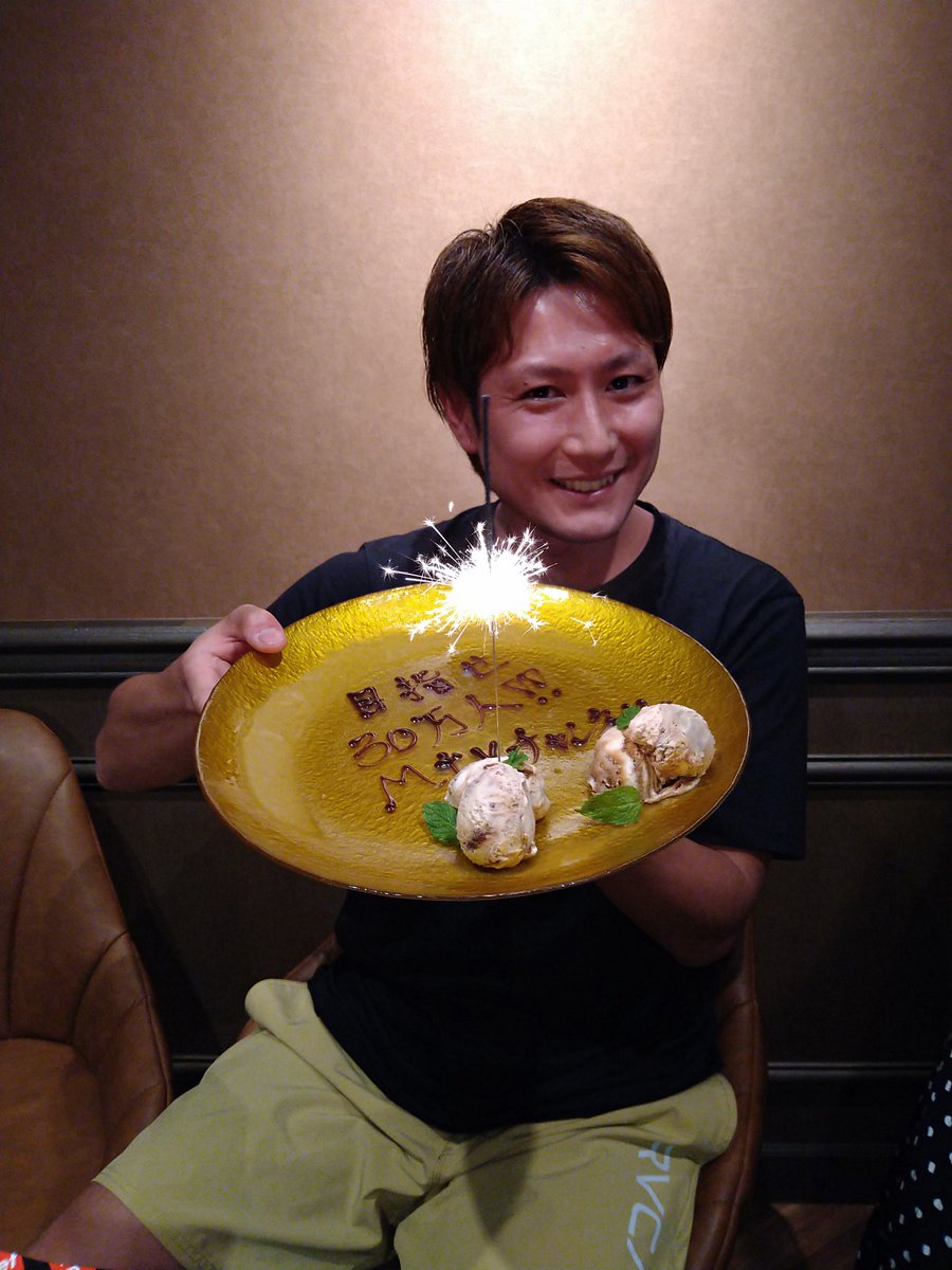 Maki19792270's tweet photo. 炭火焼肉meat meetさんより
目指せ!30万人　デザート🍨
店内真っ暗にしての演出
マーシー　酔っぱらいの
微笑み😍
#Mtv
#Ktv
#みはらしの丘
#炭火焼肉　
#meatmeet
#ミートミート
#感謝 https://t.co/4hUYHvuBsd