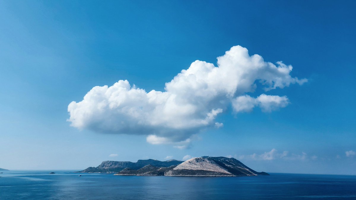 Radio3tweet's tweet photo. Per chi sta decidendo che libro mettere in valigia e per chi non ha bisogno di bagagli per viaggiare. Tutte le voci che si sono immaginate sull'isola deserta di @chiara_valerio, da Roberto Andò a Giulia Siviero, da Stefano Nazzi a Melissa Panarello, qui https://t.co/CVLoEXRnzo https://t.co/3DovJVSGgi
