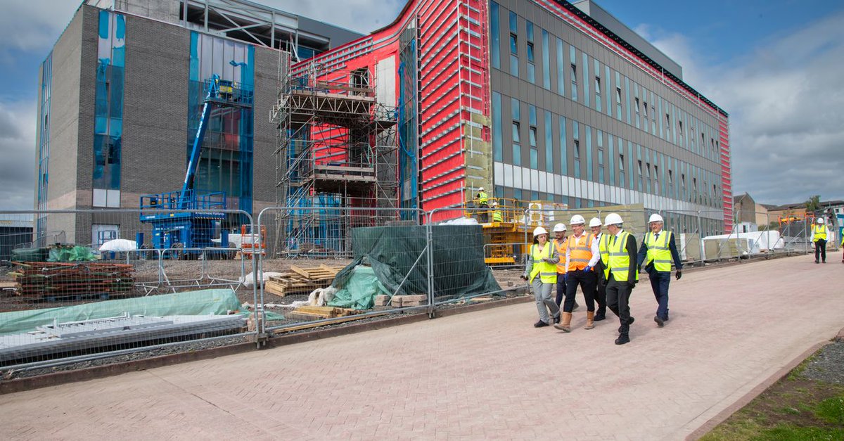 dundeeuni's tweet photo. Today Deputy FM @_KateForbes and @scotent Chief Exec Adrian Gillespie announced an £8m grant for construction of our Life Sciences Innovation Hub, which will generate jobs and financial benefit for our local area as part of the Tay Cities Regional Deal.

https://t.co/Rl5xDzs2Kf https://t.co/hjNt5chqbj