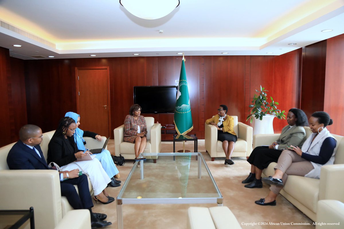 RPUA_OIF's tweet image. . @nefertiti_tshi Représentante permanente de @OIFrancophonie a eu un entretien avec @mnsanzabaganwa, Vice-Présidente de la CUA. Les échanges ont porté sur la #coopération entre les deux organisations et le renforcement du #multilinguisme au sein de @_AfricanUnion
#francophonie