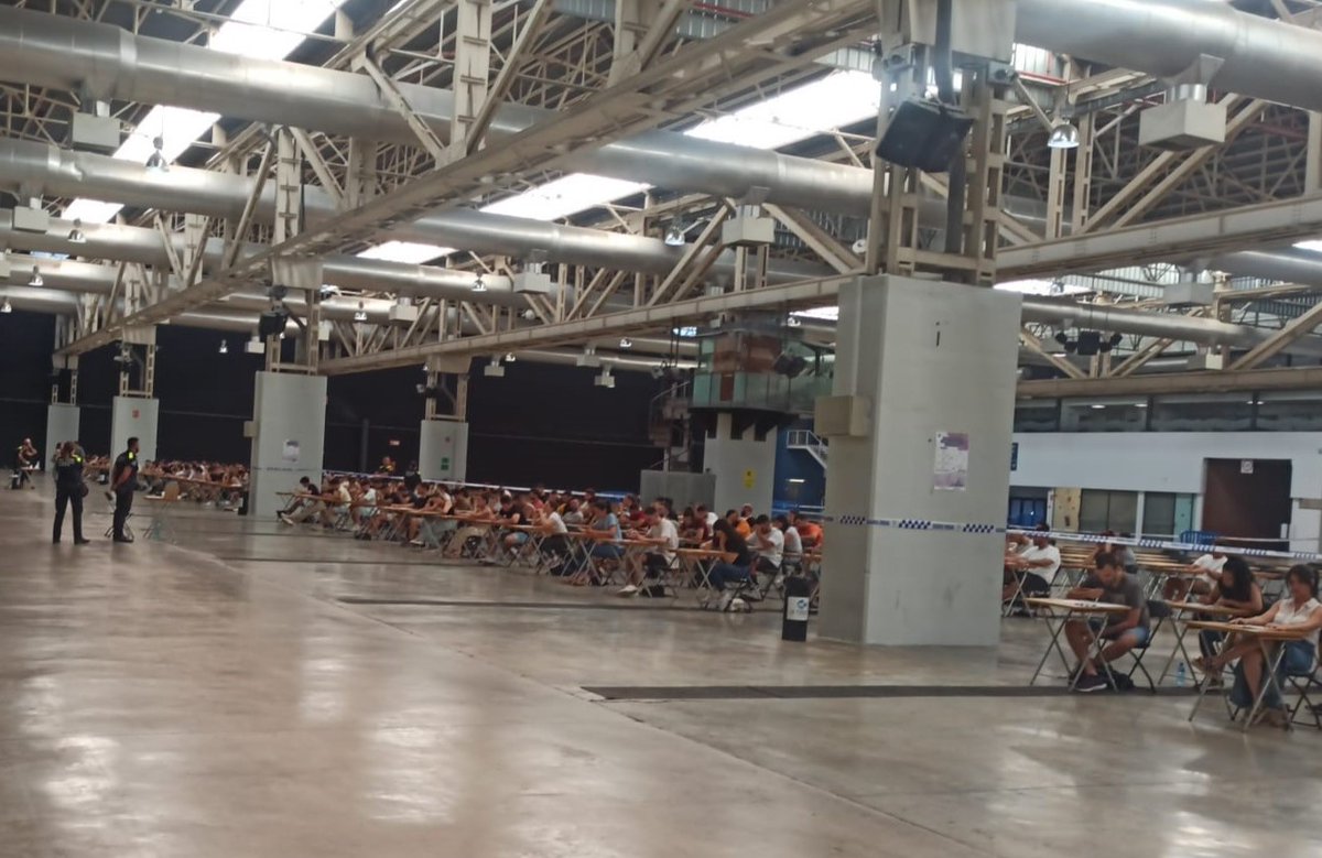 Primera convocatoria para ocupar 34 plazas de agentes, bajo la sospecha de la edad exigida. 
Seguimos esperando el informe de la Dirección del Área, que aconseje limitar la edad. 
331 aspirantes de los 651 iniciales, da mucho que pensar. <a href="/DavidQuirosLH/">David Quirós Brito</a> <a href="/elperiodicoLH/">EL PERIÓDICO L’Hospitalet</a> <a href="/lhdigitalh/">LHdigital</a>