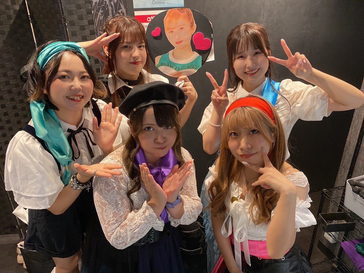 今日のライブはお休みさせていただいたんですが、
1日限定ユニットのメンバーからこんな写真が😢

歌割りとか諸々本当に迷惑かけてしまったのに…
愛😢ありがとうございます😭

Family name 同じ呪いで
だからって光を諦めないよ
Family name 御構い無しだ
治安悪いまま バグらせてこ
クッソ生きてやる