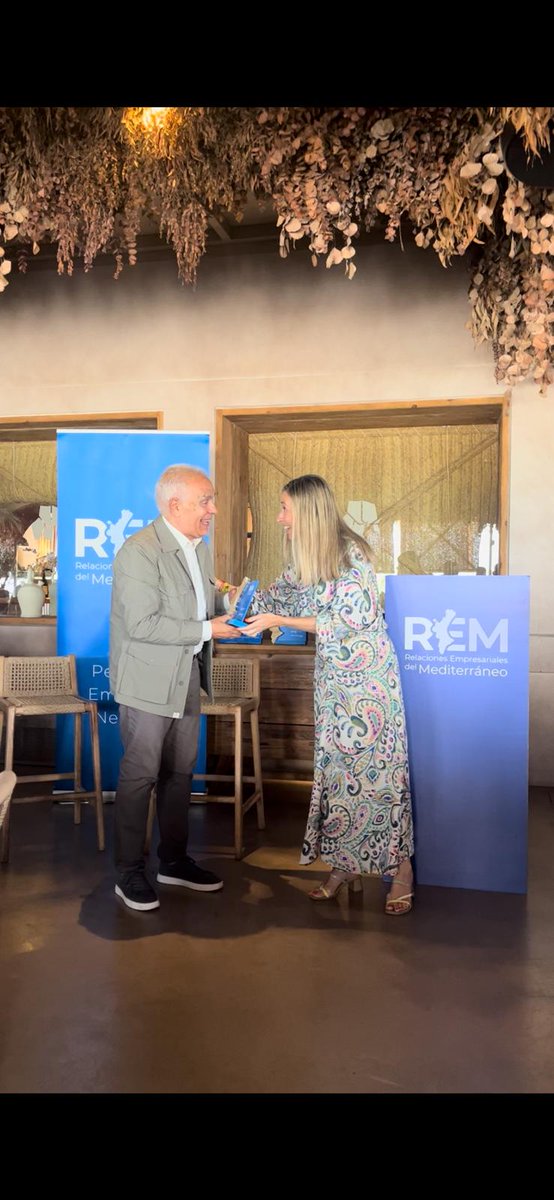 La concejala de Comercio, Hostelería y Mercados del Ayuntamiento de Alicante, Lidia López, ha entregado esta mañana lel premio Rem Alicante a Javier Ollero por su trayectoria.