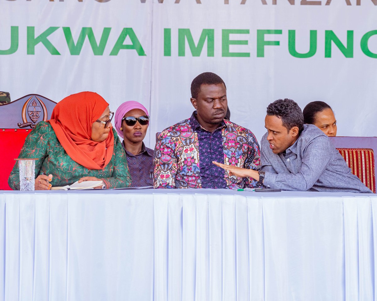 HusseinBashe's tweet photo. “Nimekuja Rukwa, bado malalamiko ya bei ya mahindi ni mengi. Nilikua nanong’ona  na Waziri wa Kilimo, nikamuuliza kama tunaweza kwenda na bei ya 700, akaniambia Mama ngoja nikapige mahesabu

Lakini pamoja na kupiga mahesabu, nakuagiza Waziri, nendeni na BEI YA 700.

Na huo ndio usikivu wa Serikali

Kuanzia kesho NFRA wakifungua kesho ni 700, yale mengine Waziri utajua tofauti unaitoa wapi.” 

Asante sana Mhe Rais Dkt @SuluhuSamia kwa kusikia kilio hiki. 

#Agenda1030 Kazi Iendelee