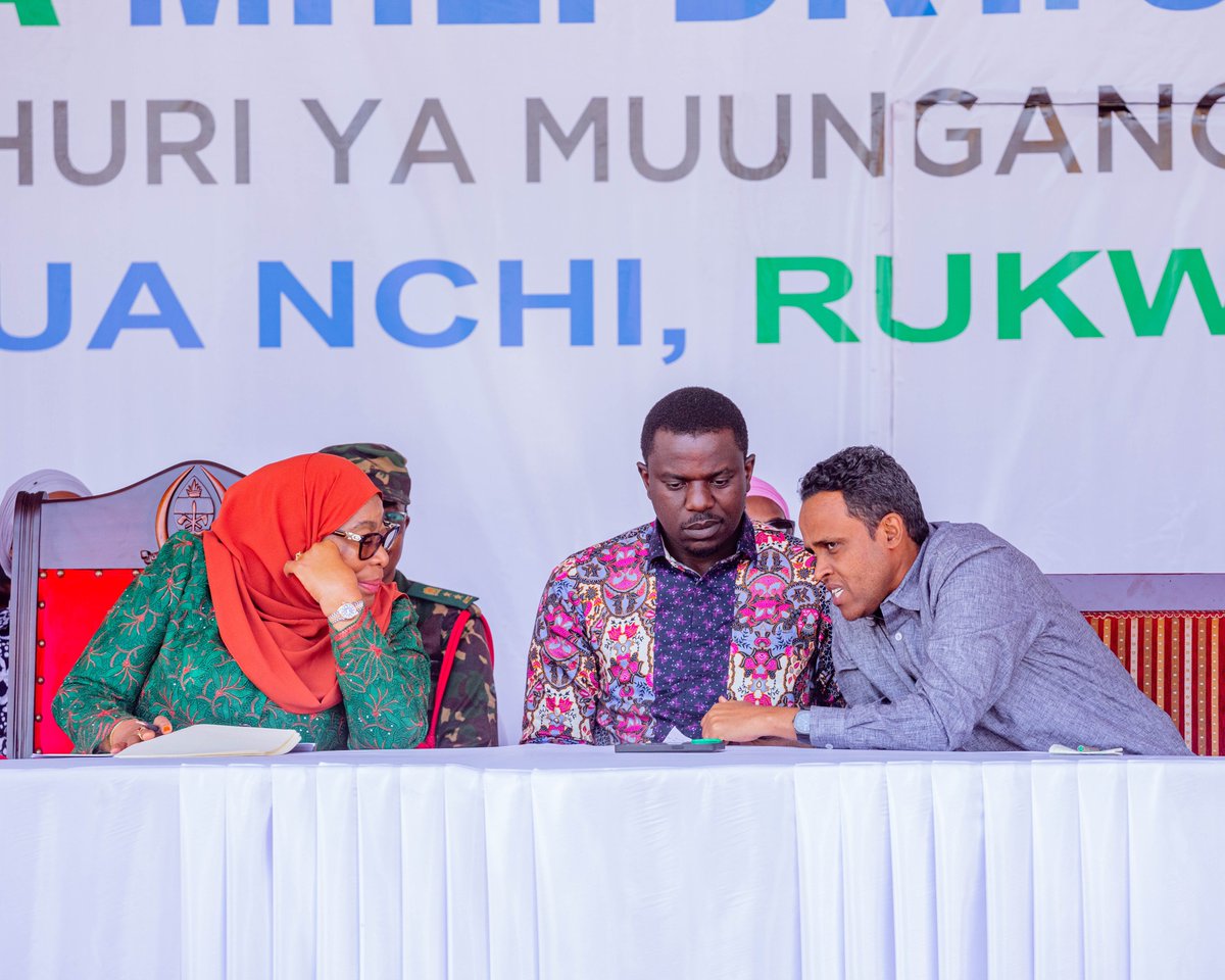 HusseinBashe's tweet photo. “Nimekuja Rukwa, bado malalamiko ya bei ya mahindi ni mengi. Nilikua nanong’ona  na Waziri wa Kilimo, nikamuuliza kama tunaweza kwenda na bei ya 700, akaniambia Mama ngoja nikapige mahesabu

Lakini pamoja na kupiga mahesabu, nakuagiza Waziri, nendeni na BEI YA 700.

Na huo ndio usikivu wa Serikali

Kuanzia kesho NFRA wakifungua kesho ni 700, yale mengine Waziri utajua tofauti unaitoa wapi.” 

Asante sana Mhe Rais Dkt @SuluhuSamia kwa kusikia kilio hiki. 

#Agenda1030 Kazi Iendelee