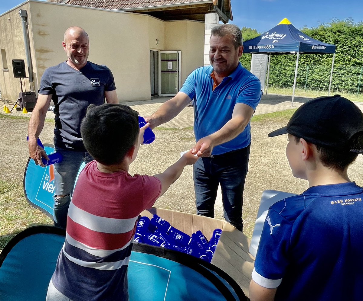 departement86's tweet photo. 👟 Caravane des #Sports :  @AlainPichon86 est venu à la rencontre des jeunes sportifs à #Antran 

8️⃣2️⃣ enfants ont pu profiter gratuitement d’animations sportives proposées par le Département de la #Vienne

🗓️ Rendez-vous demain à Availles-en-Châtellerault https://t.co/9vuTbSngJz