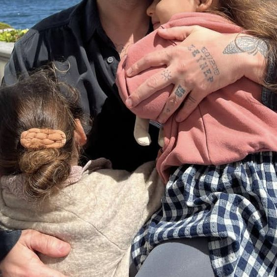 MacriMattos's tweet photo. Ele é um 10 mas...
O Devon Carter que é rival da sociedade secreta da Pandora, mesmo brigando com ela ajuda a cuidar das filhas delas (as meninas chamam ele de tio Devin) https://t.co/8dfySchYbk